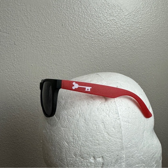 Disneyland Resort Magic Key Holder Sun Glasses Sunglasses UV Park Exclusive HTF - Picture 4 of 6